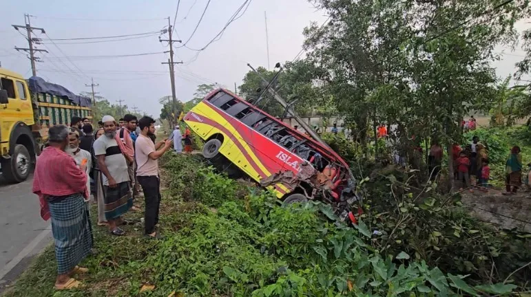 বরিশাল–কুয়াকাটা মহাসড়কে বাস খাদে, আহত একাধিক যাত্রী
